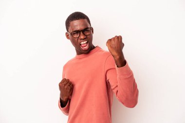 Genç Afrikalı Amerikalı adam beyaz arka planda izole edilmiş tasasız ve heyecanlı bir şekilde tezahürat yapıyor. Zafer konsepti.