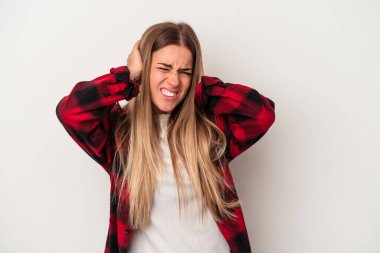 Beyaz arka planda izole edilmiş genç bir Rus kadın şüpheli, belirsiz, seni sorguluyor..