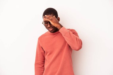 Beyaz arka planda izole edilmiş genç Afrikalı Amerikalı adam tapınaklara dokunuyor ve baş ağrısı çekiyor..