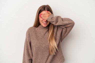 Beyaz arka planda izole edilmiş genç Rus kadın karnına dokunuyor, nazikçe gülümsüyor, yemek yiyor ve tatmin oluyor..