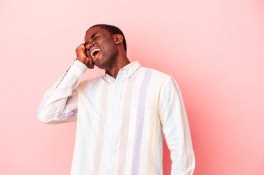 Genç Afrikalı Amerikalı erkek pembe arka planda izole edilmiş zafer, tutku ve coşkuyu kutluyor, mutlu bir ifade..