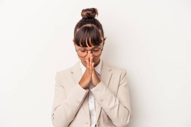 Genç melez kadın beyaz arka planda izole edilmiş dua ediyor, bağlılık gösteriyor, dindar biri ilahi ilham arıyor..