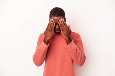 Genç Afrikalı Amerikalı, beyaz arka planda izole edilmiş. Gözleri elleriyle kapatmaktan korkuyor..