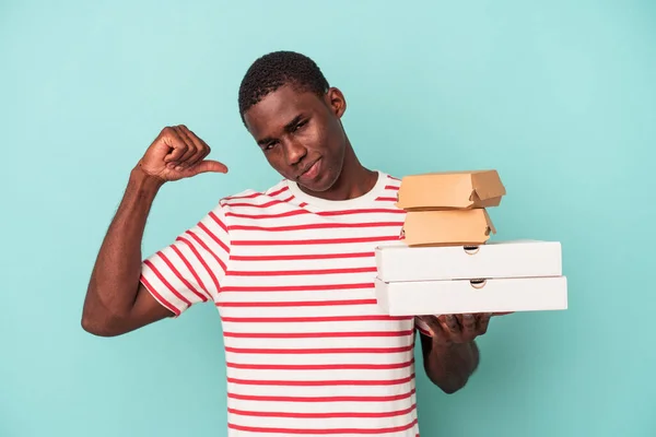 Young African American Man Holding Pizzas Burgers Isolated Blue Background — Stock Photo, Image