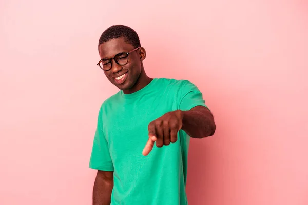 Genç Afro Amerikalı Adam Pembe Arka Planda Izole Edilmiş Neşeli — Stok fotoğraf
