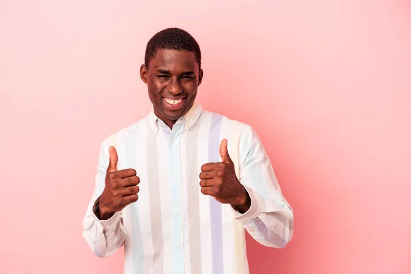 Молодой Африканский Американец Изолированный Розовом Фоне Улыбается Поднимает Большой Палец — стоковое фото