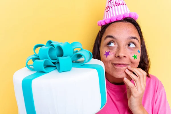 Jovem Mista Segurando Bolo Aniversário Isolado Fundo Amarelo — Fotografia de Stock