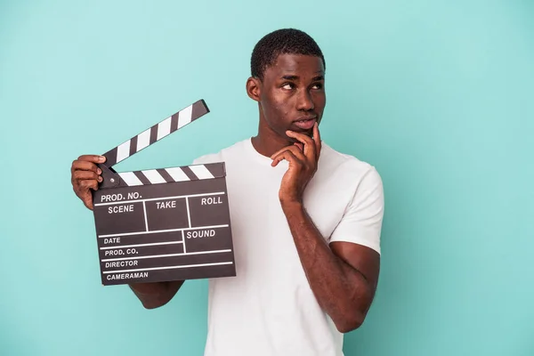 Young African American Man Holding Clapperboard Isolated Blue Background Relaxed — Stock Photo, Image