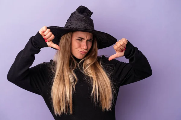 Jovem Mulher Russa Disfarçada Bruxa Celebrando Halloween Isolada Fundo Roxo — Fotografia de Stock
