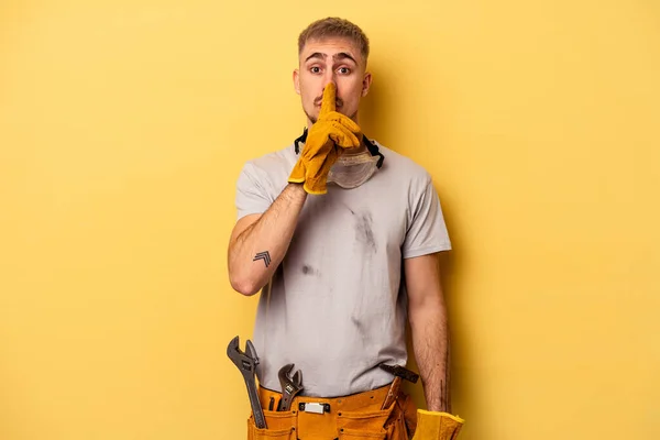 Young Electrician Caucasian Man Isolated Yellow Background Keeping Secret Asking — Fotografia de Stock