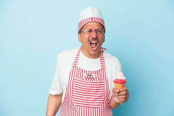 Старший Американский Мороженщик Держит Мороженое Изолированное Синем Фоне Крича Злой — стоковое фото