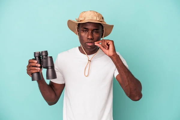 Young African American Man Holding Binoculars Isolated Blue Background Fingers — ストック写真