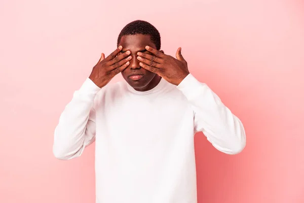 Jovem Afro Americano Isolado Fundo Rosa Com Medo Cobrir Olhos — Fotografia de Stock