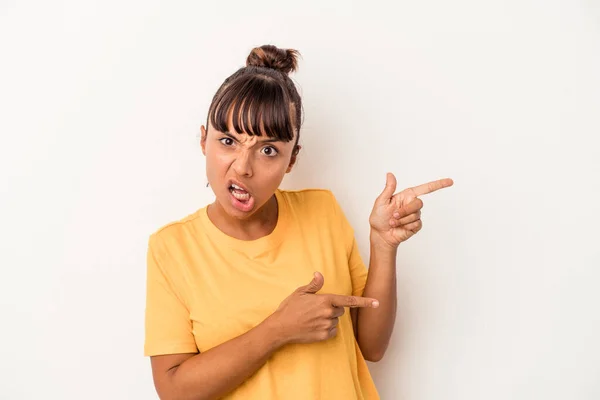 Giovane Donna Razza Mista Isolato Sfondo Bianco Che Punta Con — Foto Stock