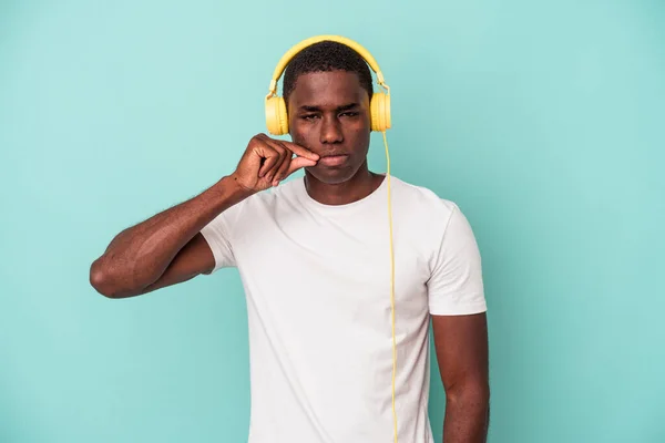 Young African American Man Listening Music Isolated Blue Background Fingers — ストック写真