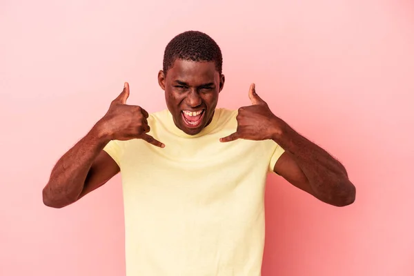 Young African American Man Isolated Pink Background Showing Mobile Phone — Stock Photo, Image