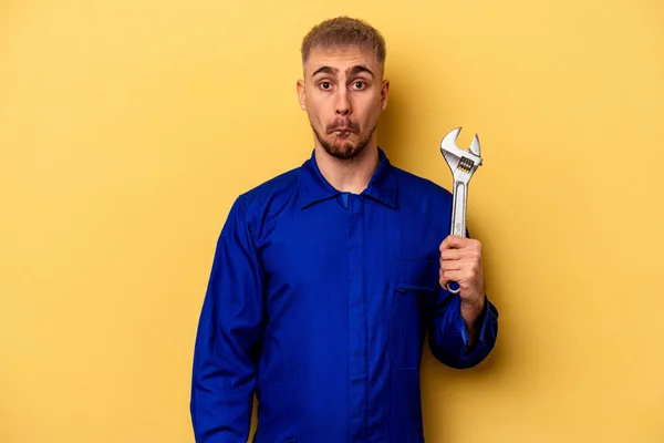 Jeune Électricien Caucasien Isolé Sur Fond Jaune Hausse Les Épaules — Photo