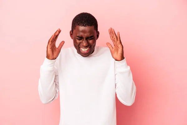 Junger Afrikanisch Amerikanischer Mann Isoliert Auf Rosa Hintergrund Lacht Viel — Stockfoto