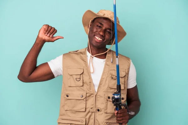 Jovem Pescador Afro Americano Segurando Haste Isolada Fundo Azul Sente — Fotografia de Stock