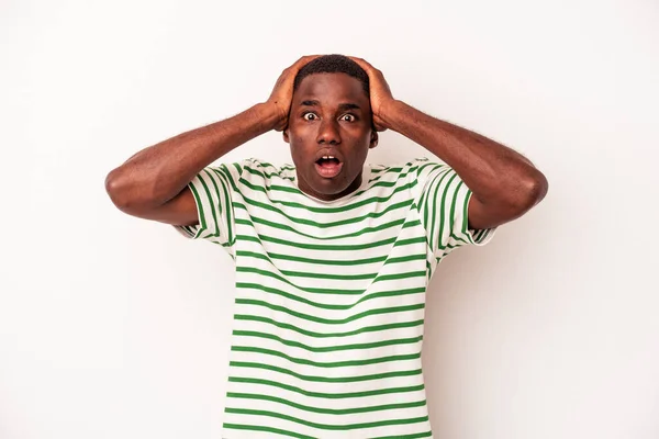 Ung Afrikansk Amerikansk Man Isolerad Vit Bakgrund Förvånad Och Chockad — Stockfoto