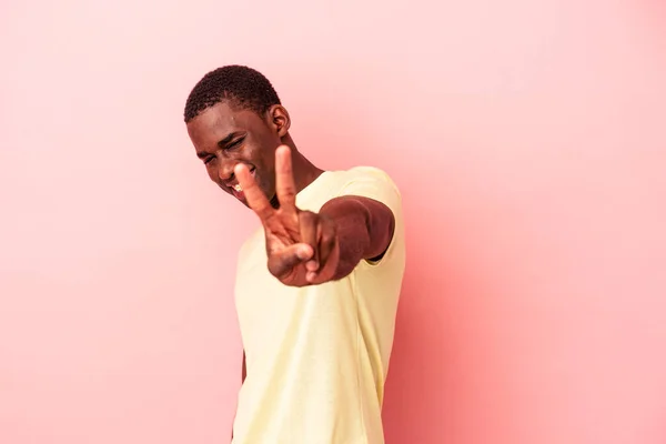 Mladý Africký Američan Izolovaný Růžovém Pozadí Radostný Bezstarostný Ukazující Symbol — Stock fotografie