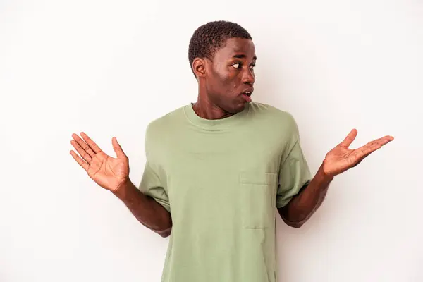 Молодой Африканский Американец Изолированный Белом Фоне Смущен Сомнительно Пожимает Плечами — стоковое фото