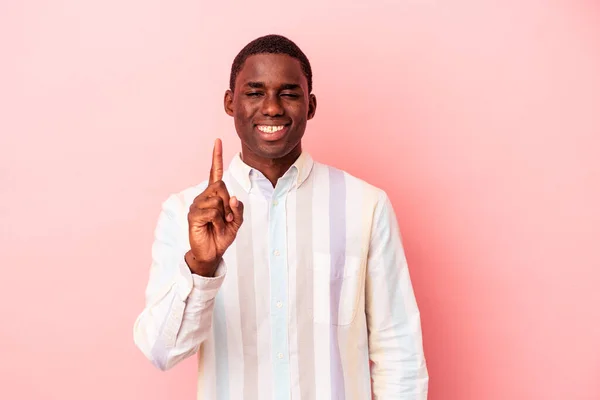 Pembe Arka Planda Izole Edilmiş Genç Afro Amerikan Bir Numara — Stok fotoğraf