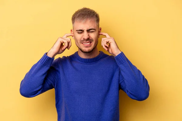 Junger Kaukasischer Mann Isoliert Auf Gelbem Hintergrund Der Die Ohren — Stockfoto