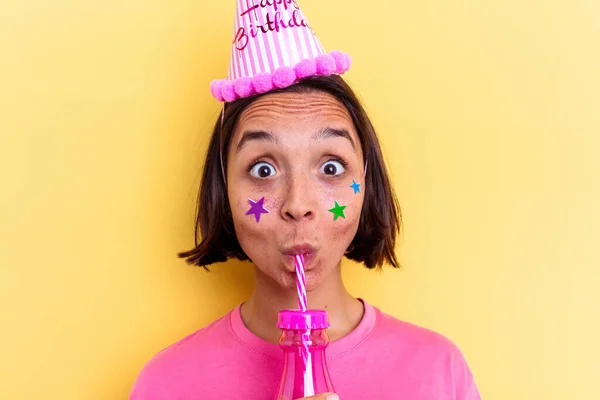 Doğum Gününü Kutlayan Genç Bir Kadın Milkshake Içiyor — Stok fotoğraf