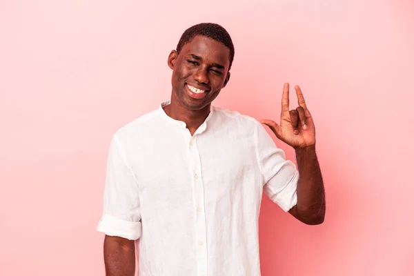Mladý Africký Američan Izolovaný Růžovém Pozadí Ukazující Rohy Gesto Jako — Stock fotografie