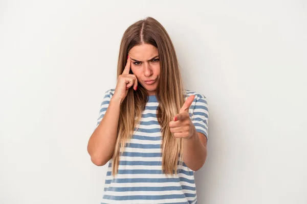 Joven Mujer Rusa Aislada Sobre Fondo Blanco Frunciendo Ceño Con —  Fotos de Stock