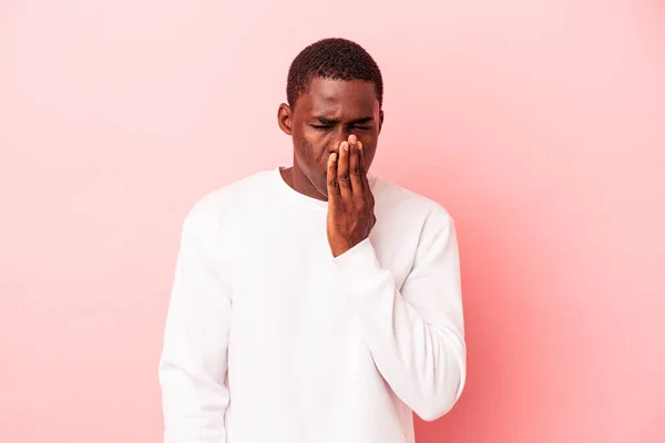 Jovem Afro Americano Isolado Fundo Rosa Bocejando Mostrando Gesto Cansado — Fotografia de Stock