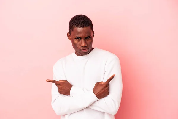 Young African American Man Isolated Pink Background Points Sideways Trying — Stock Photo, Image