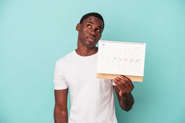 Mladý Afroameričan Drží Kalendář Izolovaný Modrém Pozadí Snění Dosažení Cílů — Stock fotografie