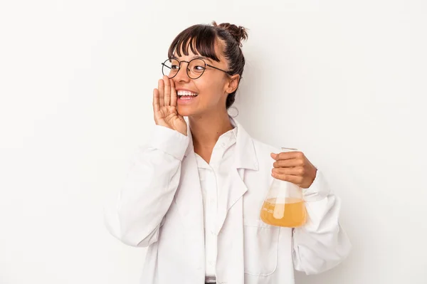 Junge Wissenschaftlerin Mit Gemischter Rasse Hält Ein Reagenzglas Auf Weißem — Stockfoto