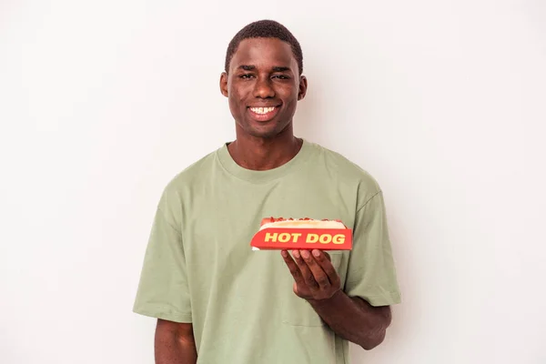 Giovane Uomo Afroamericano Mangiare Hot Dog Isolato Sfondo Bianco Felice — Foto Stock