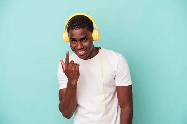 Young African American Man Listening Music Isolated Blue Background Pointing — ストック写真