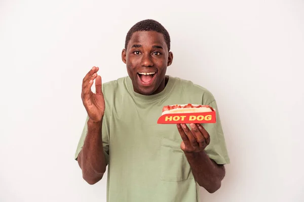 Mladý Afroameričan Jíst Hot Dog Izolované Bílém Pozadí Obdrží Příjemné — Stock fotografie