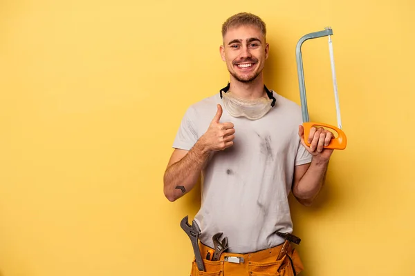 Jovem Eletricista Caucasiano Homem Isolado Fundo Amarelo Sorrindo Levantando Polegar — Fotografia de Stock