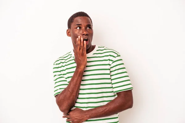 若いアフリカ系アメリカ人の男は 手で口をカバー疲れジェスチャーを示しています — ストック写真