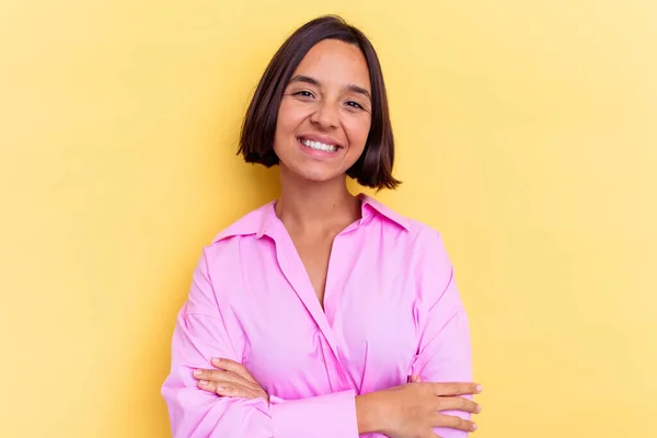 Mujer Joven Raza Mixta Aislada Sobre Fondo Amarillo Que Siente —  Fotos de Stock