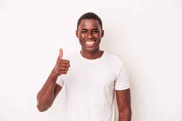 Genç Afrikalı Amerikalı Adam Beyaz Arka Planda Izole Edilmiş Gülümsüyor — Stok fotoğraf
