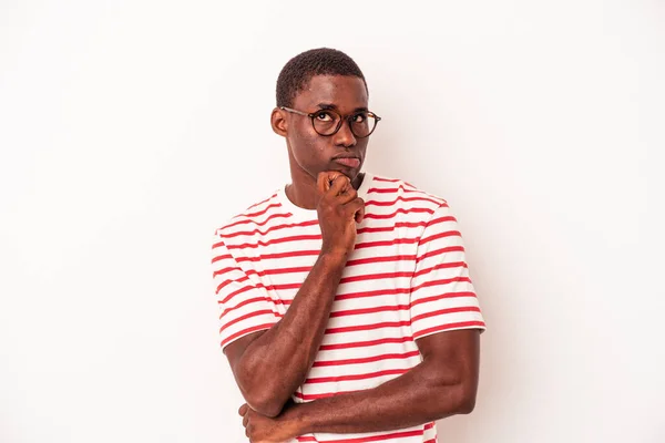 Young African American Man Isolated White Background Looking Sideways Doubtful — Stock Photo, Image