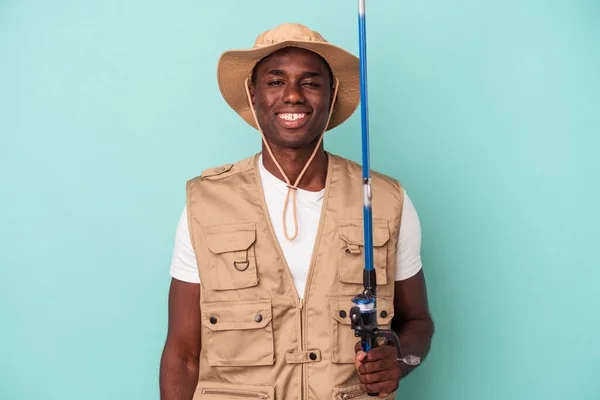 Молодий Афроамериканський Рибалка Тримає Стрижень Ізольований Синьому Фоні Щасливим Усміхненим — стокове фото