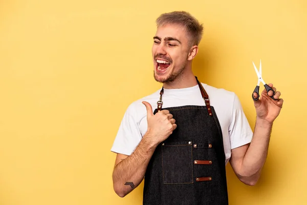 Young Caucasian Hairdresser Man Holding Scissors Isolated Yellow Background Points — Stock fotografie