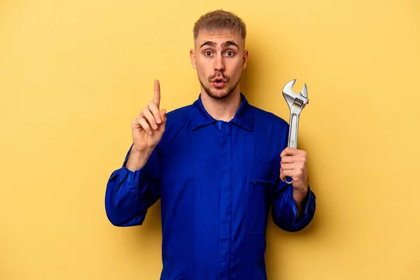 Young Electrician Caucasian Man Isolated Yellow Background Having Some Great — Stockfoto