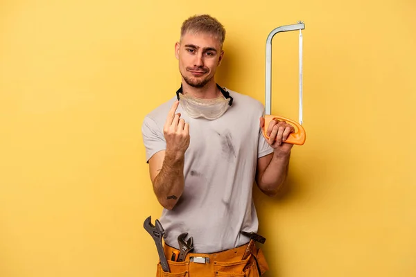 Jovem Eletricista Caucasiano Homem Isolado Fundo Amarelo Apontando Com Dedo — Fotografia de Stock