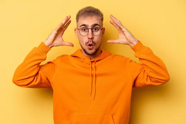 Jovem Caucasiano Isolado Fundo Amarelo Comemorando Uma Vitória Sucesso Ele — Fotografia de Stock