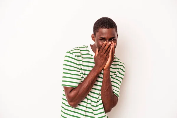アフリカ系アメリカ人の若者が白い背景に何かを笑いながら口を手で覆い — ストック写真