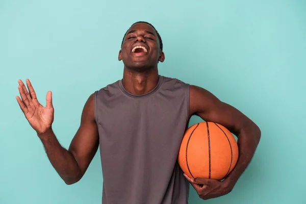 Giovane Uomo Afroamericano Che Gioca Basket Isolato Sfondo Blu Ricevendo — Foto Stock